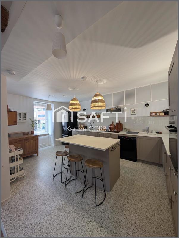 Maison - 207 m² - 9 pièces