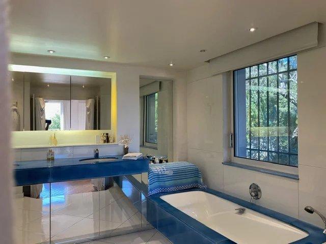 Maison - 350 m² - 8 pièces