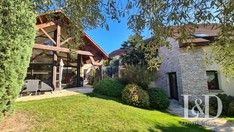 Maison - 482 m² - 10 pièces