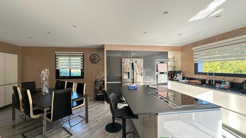 Maison - 200 m² - 6 pièces