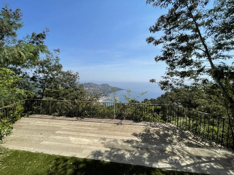 Villa - 1 475 m² - 9 pièces