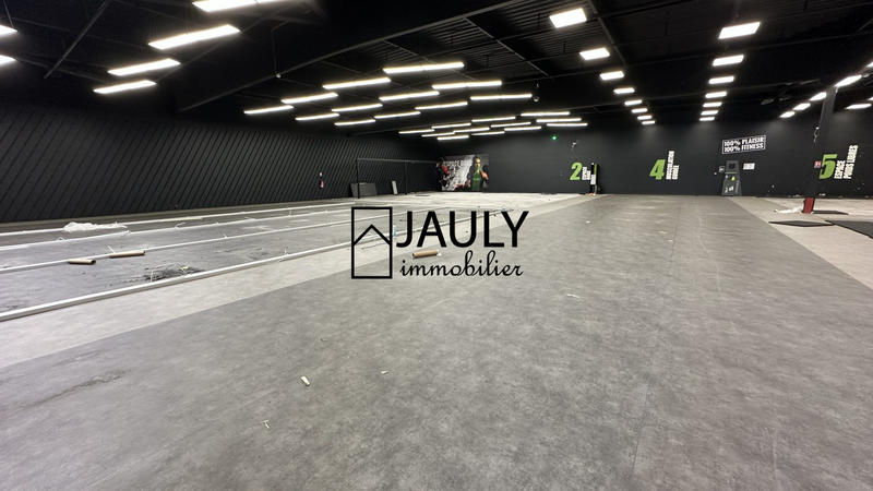Local commercial - 2 800 m²