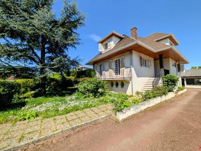 Maison - 232 m² - 8 pièces