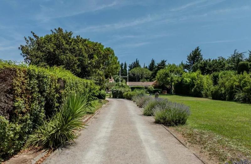 Propriété - 302 m² - 9 pièces