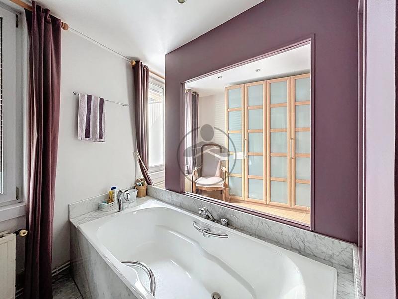 Maison - 213 m² - 7 pièces