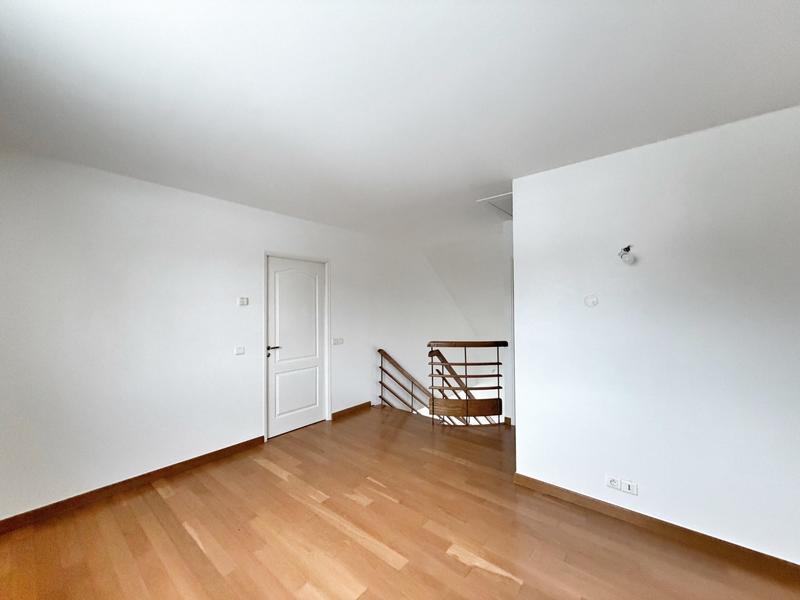 Maison - 239 m² - 8 pièces