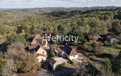 Maison - 1 875 m² - 67 pièces