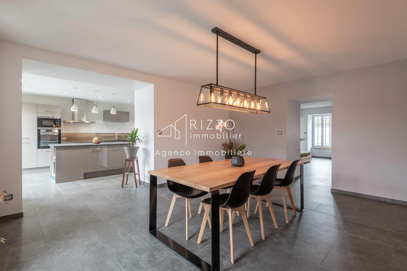 Maison - 326 m² - 11 pièces