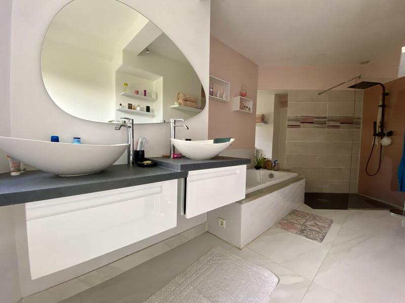 Maison contemporaine - 370 m² - 6 pièces