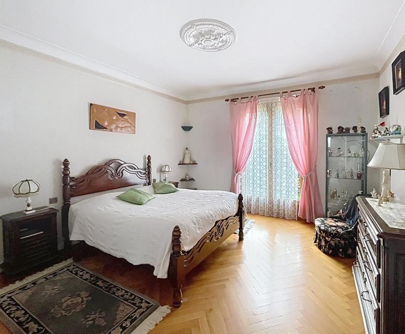 Maison - 297 m² - 9 pièces