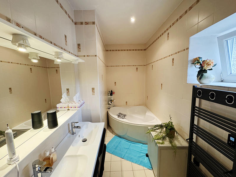 Maison - 245 m² - 9 pièces