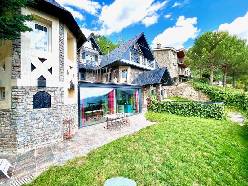 Maison - 475 m² - 8 pièces