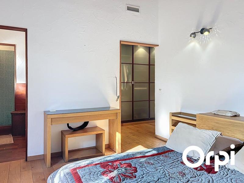 Maison - 239 m² - 8 pièces