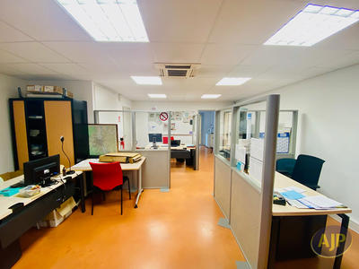 Local d'activité / Entrepôt - 106 m²