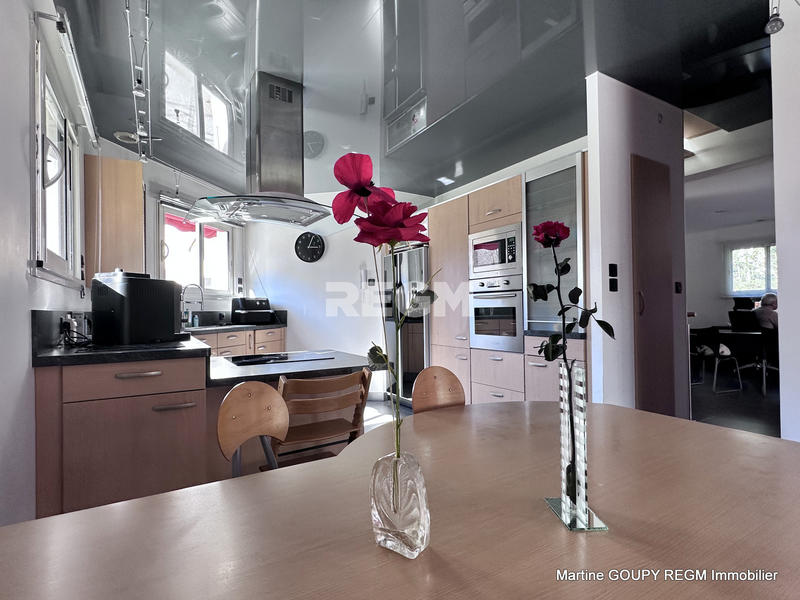 Propriété - 200 m² - 8 pièces