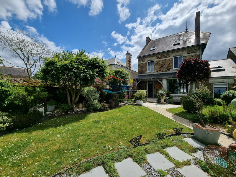 Maison - 239 m² - 10 pièces