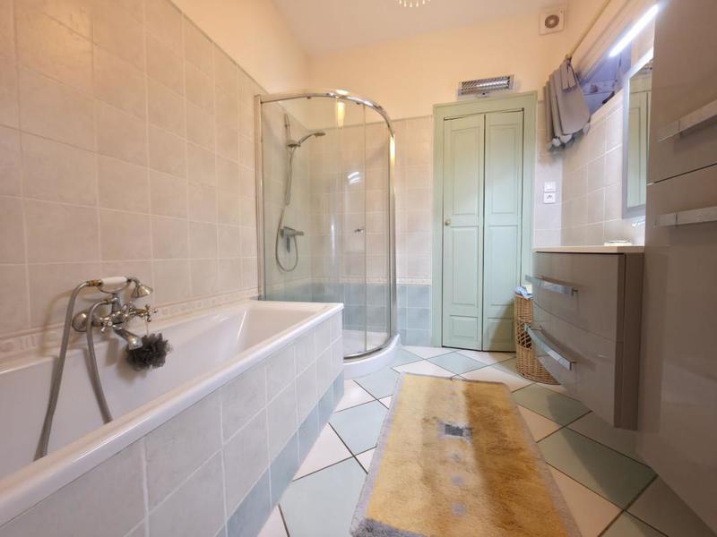 Maison - 280 m² - 9 pièces