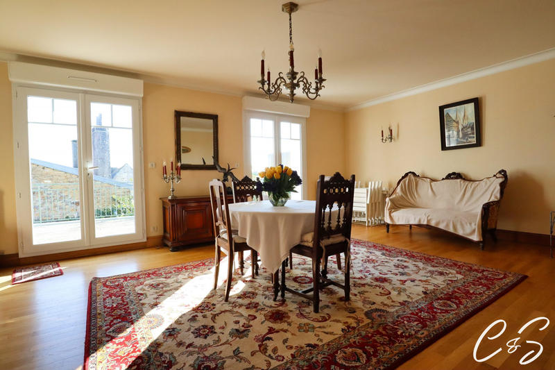 Maison - 272 m² - 10 pièces