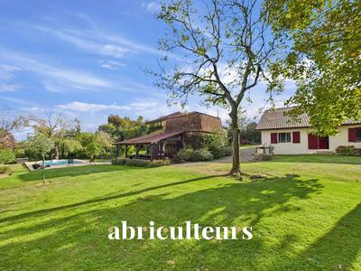 Propriété - 235 m² - 8 pièces