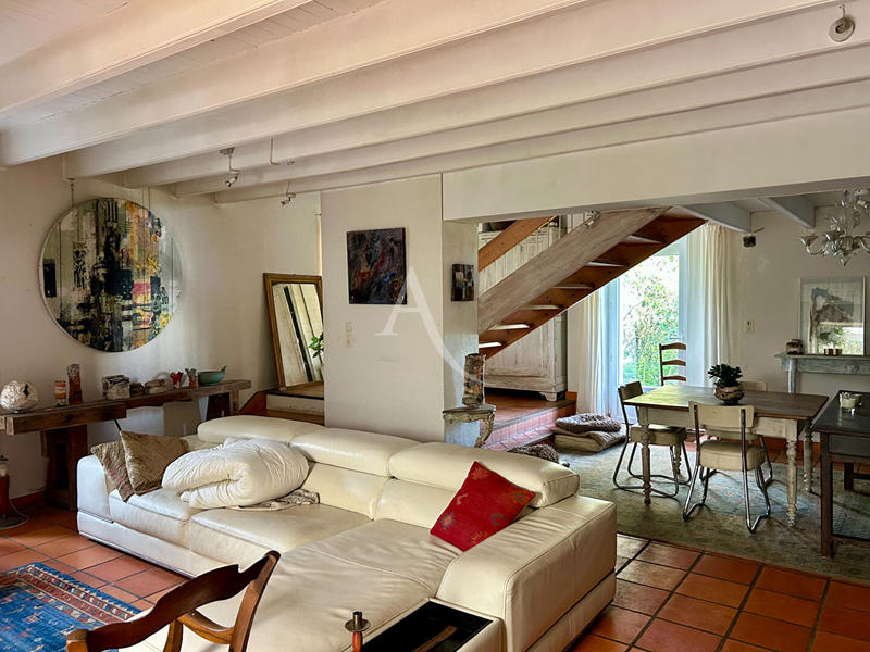 Maison - 229 m² - 9 pièces