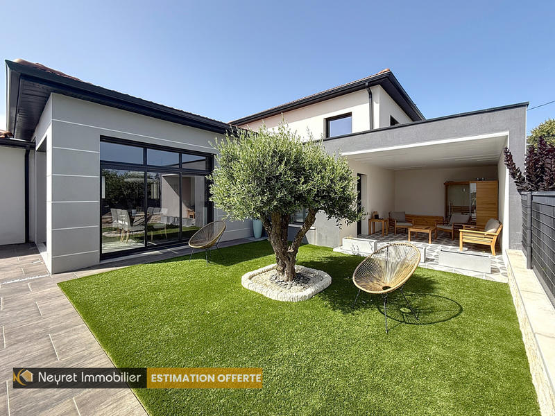 Villa - 226 m² - 8 pièces