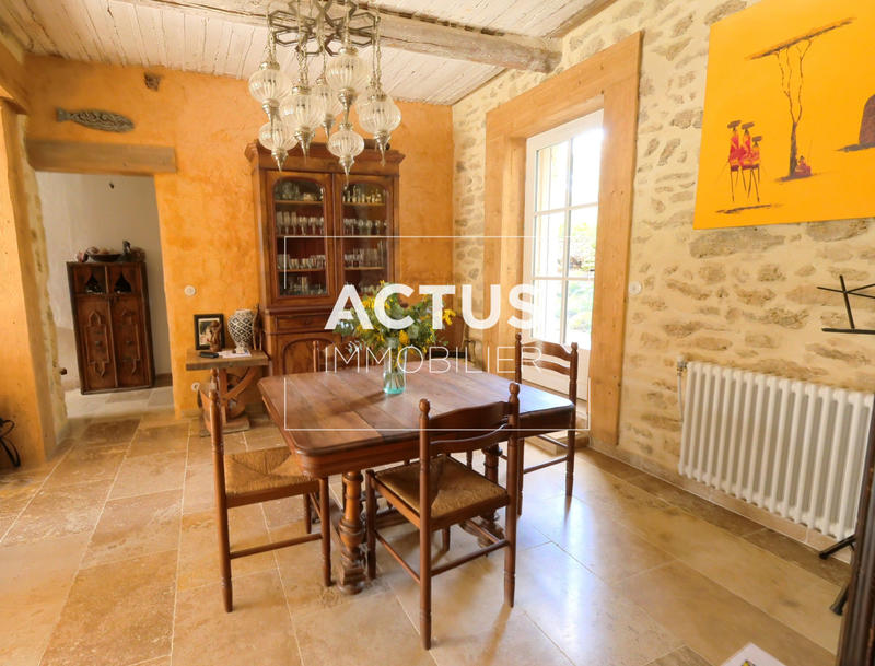 Maison - 235 m² - 8 pièces