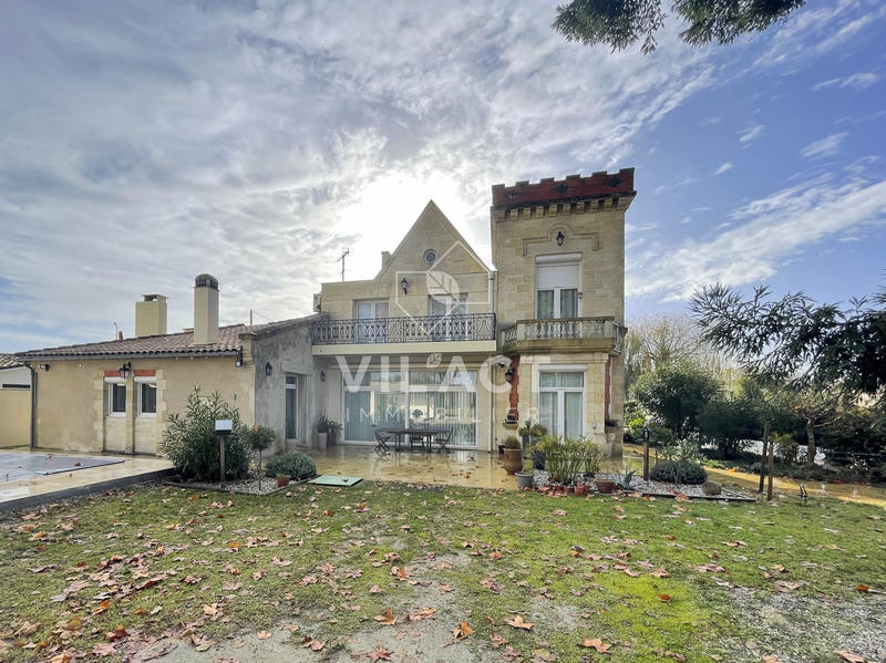 Maison - 330 m² - 9 pièces