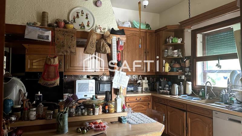 Maison - 242 m² - 12 pièces