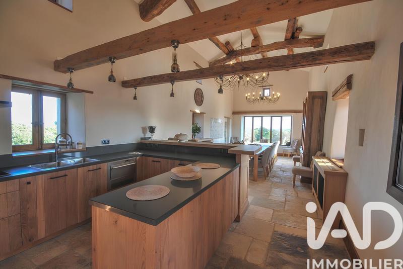 Maison - 910 m² - 20 pièces