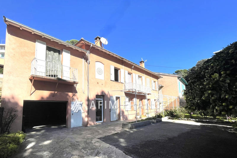 Maison - 212 m² - 7 pièces