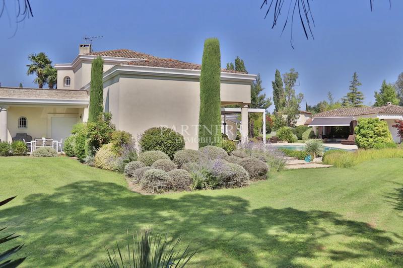 Maison - 320 m² - 8 pièces