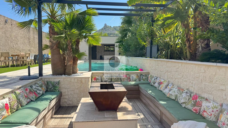 Maison - 235 m² - 8 pièces