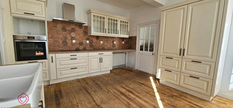 Maison - 270 m² - 12 pièces