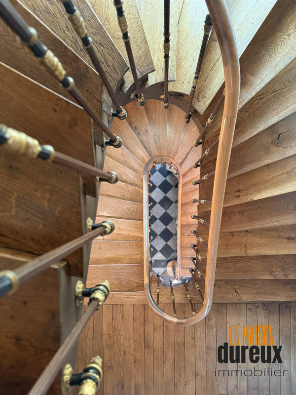 Maison - 310 m² - 12 pièces