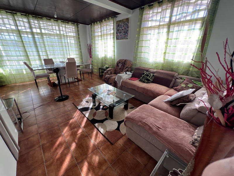 Maison - 221 m² - 8 pièces