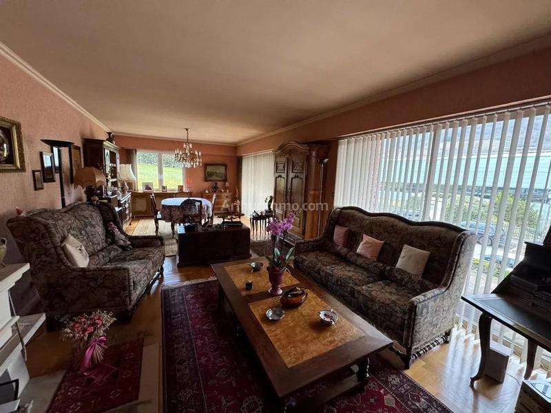 Maison - 234 m² - 8 pièces