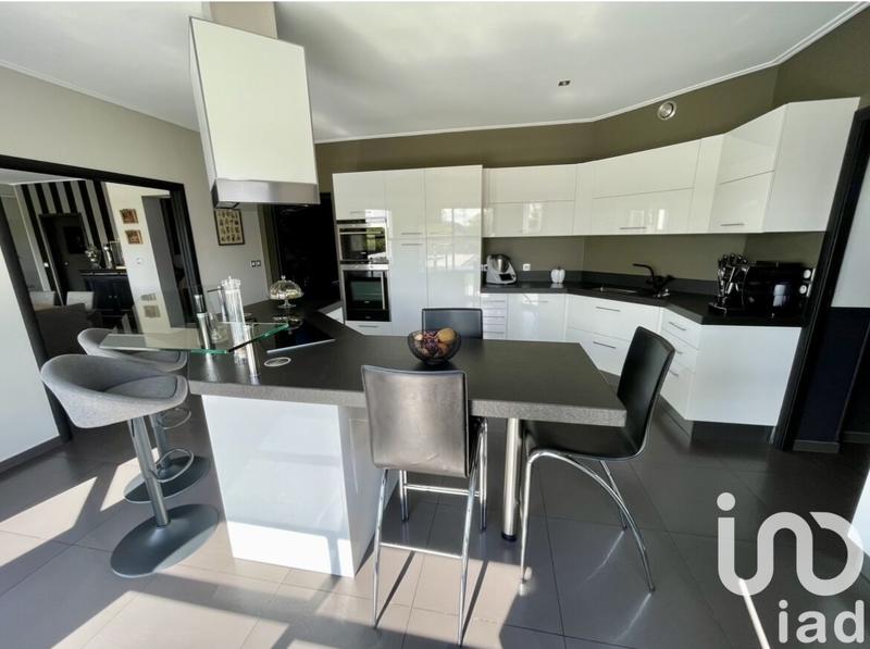 Maison - 270 m² - 10 pièces