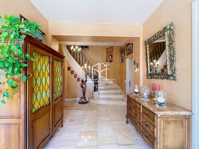 Villa - 266 m² - 8 pièces