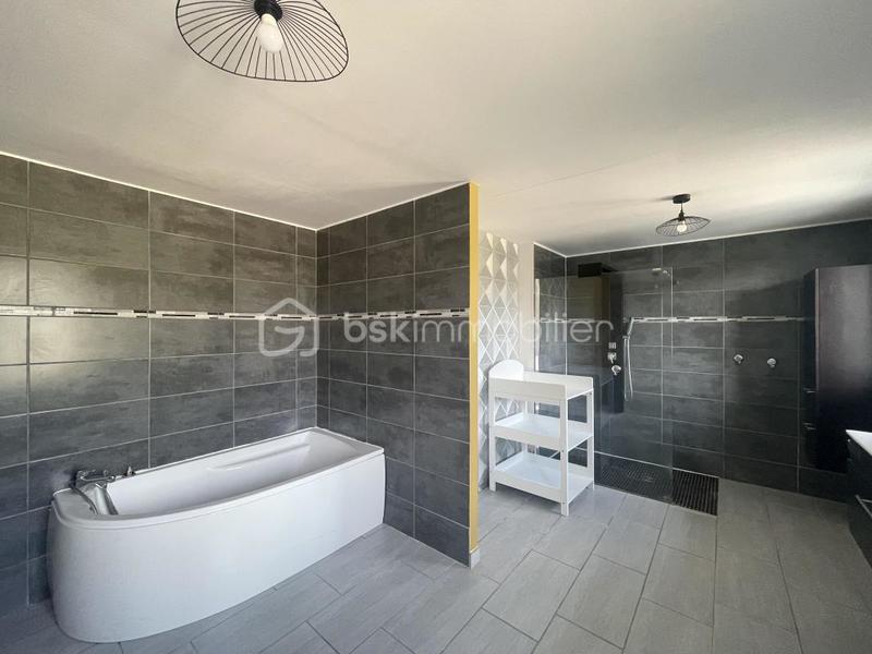 Maison - 246 m² - 8 pièces