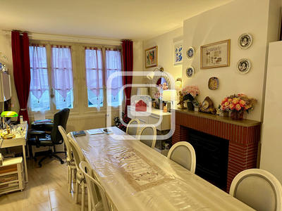 Maison - 218 m² - 10 pièces