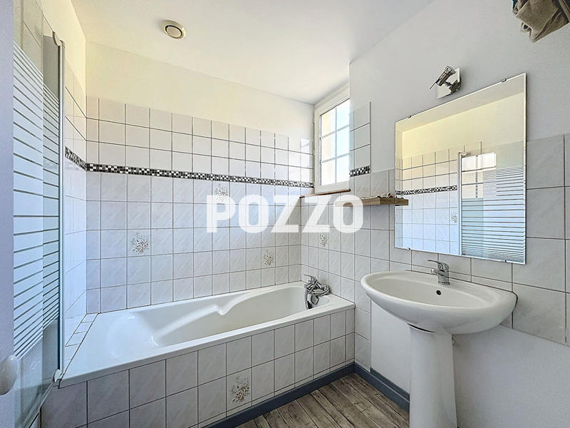 Maison - 225 m² - 10 pièces