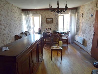 Maison - 93 m² - 8 pièces