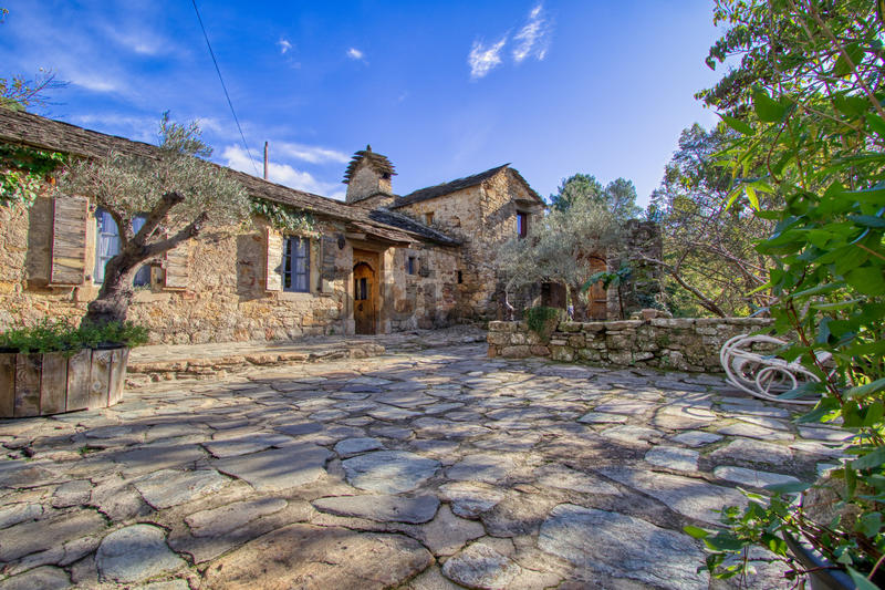 Mas - 270 m² - 13 pièces