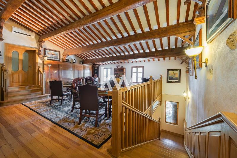 Maison - 360 m² - 8 pièces