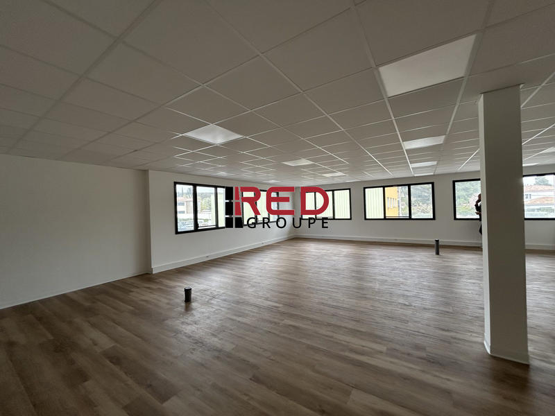 Bureau - 99 m² - 1 pièce