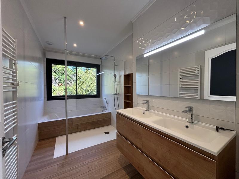 Maison - 340 m² - 12 pièces