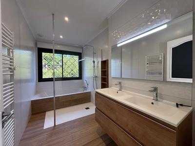 Maison - 340 m² - 12 pièces