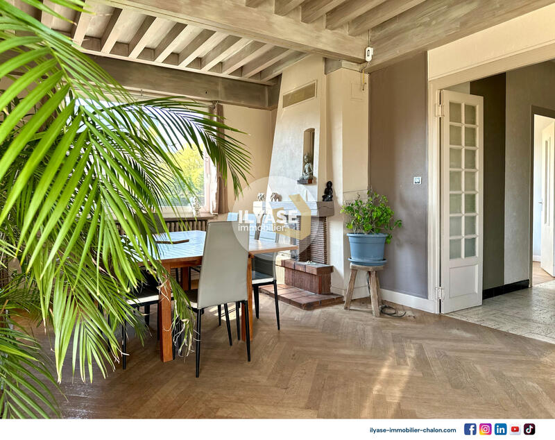 Maison - 212 m² - 7 pièces