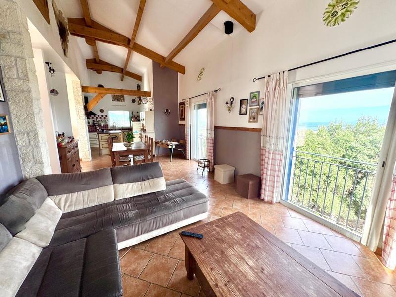 Maison - 213 m² - 7 pièces