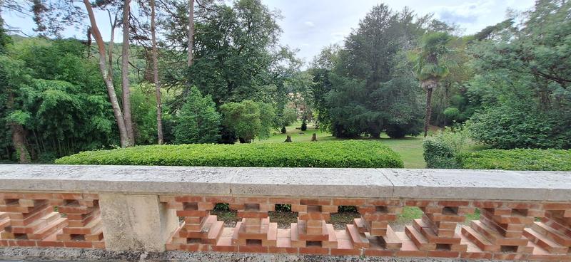 Maison - 1 500 m² - 40 pièces